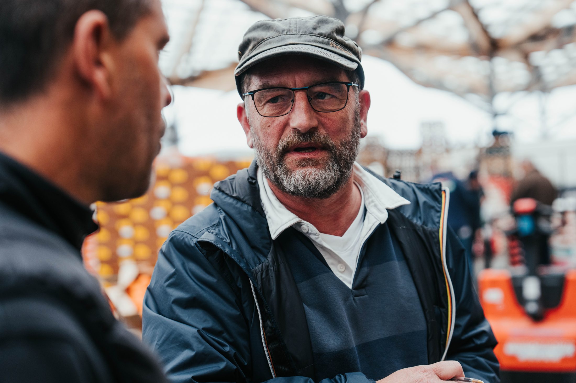 Portrait d'un commerçant en discussion