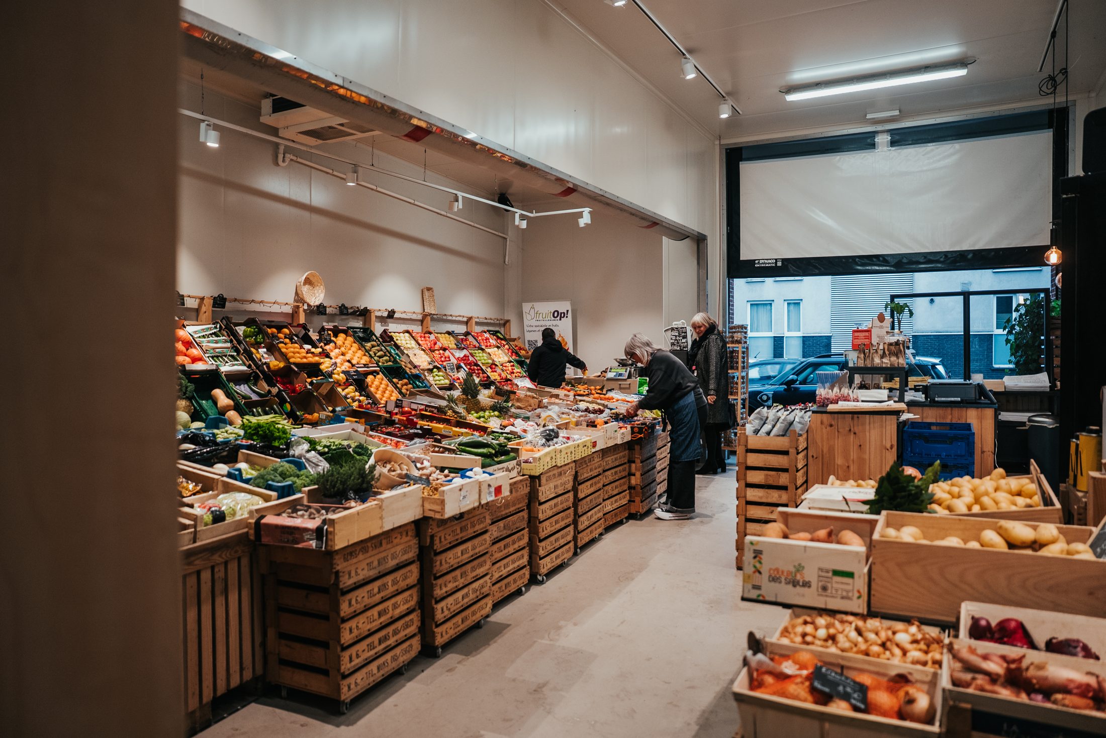 Intérieur du magasin Fruit'Op à Mons, étals de fruits et légumes