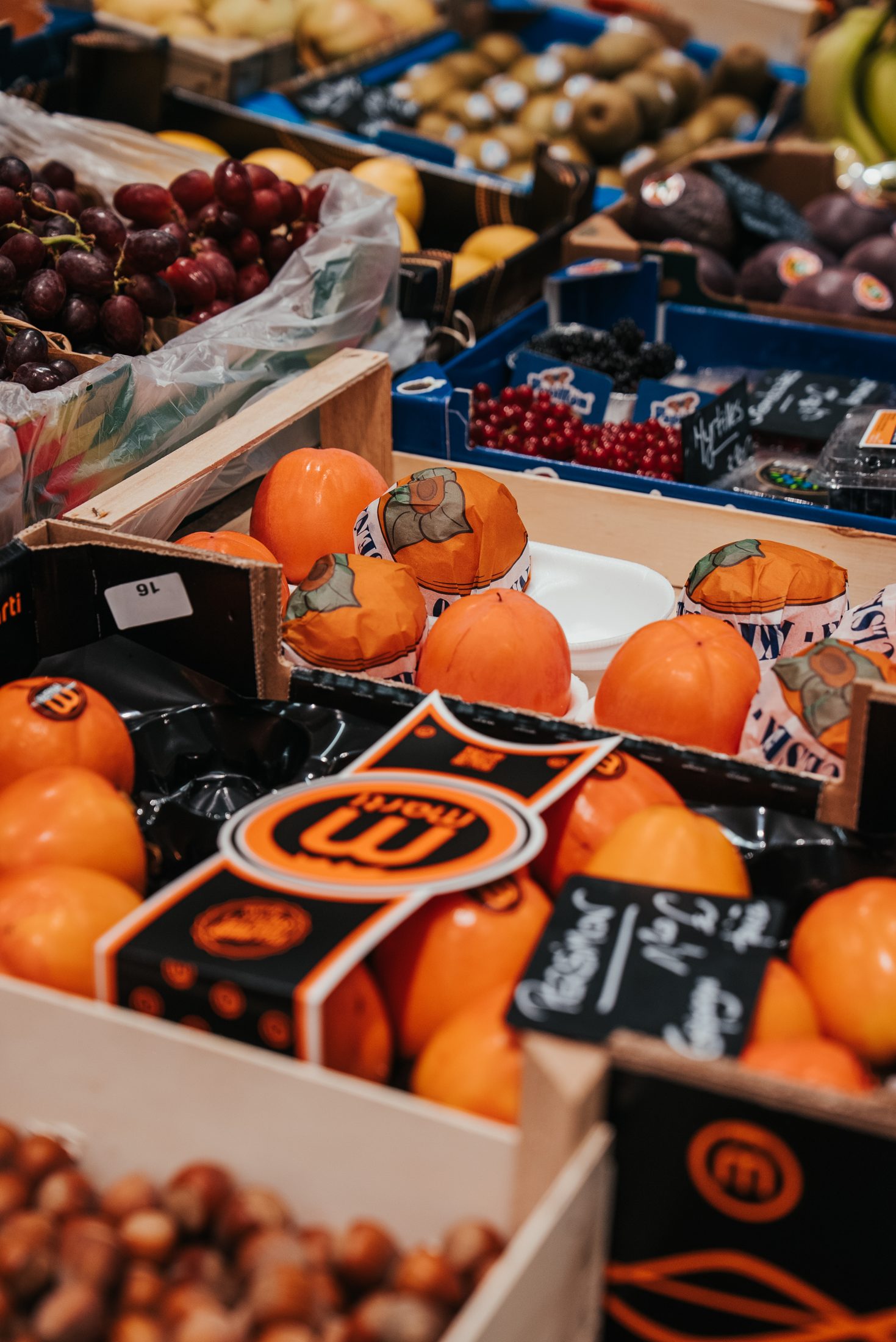 Étal coloré : raisins, kakis, oranges