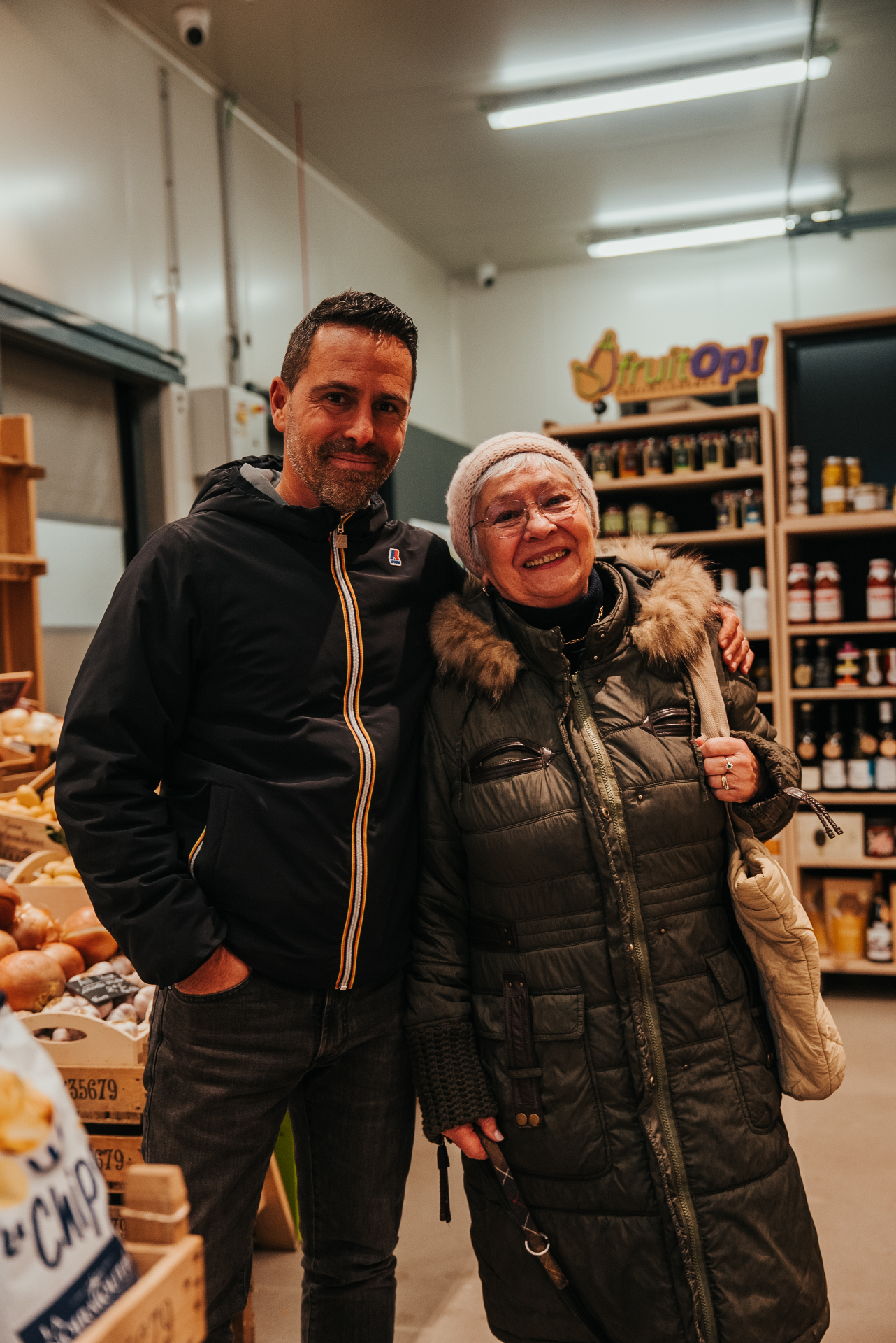Le patron de Fruit'Op aux côtés d'une cliente fidèle