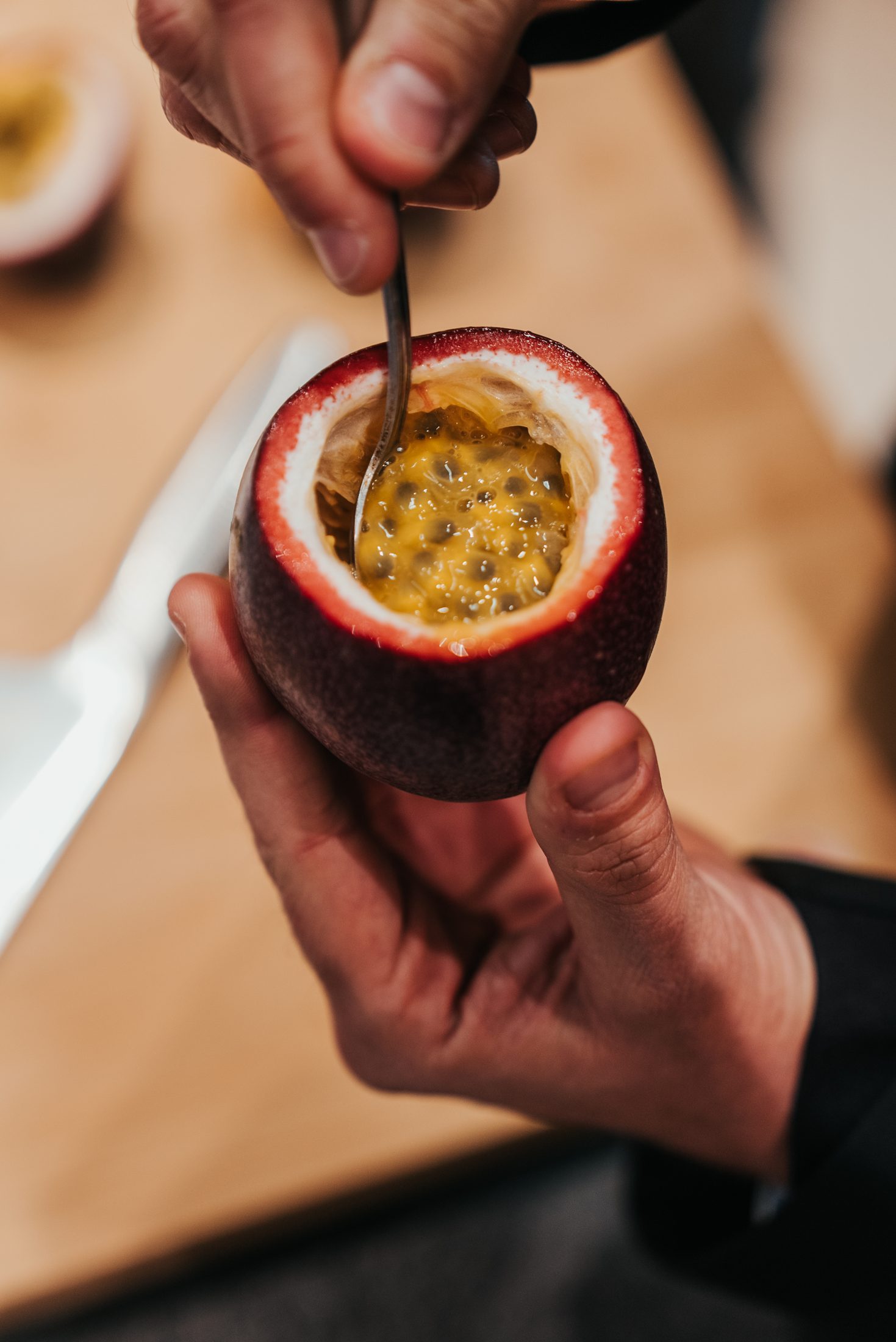 Fruit de la passion ouvert à la cuillère